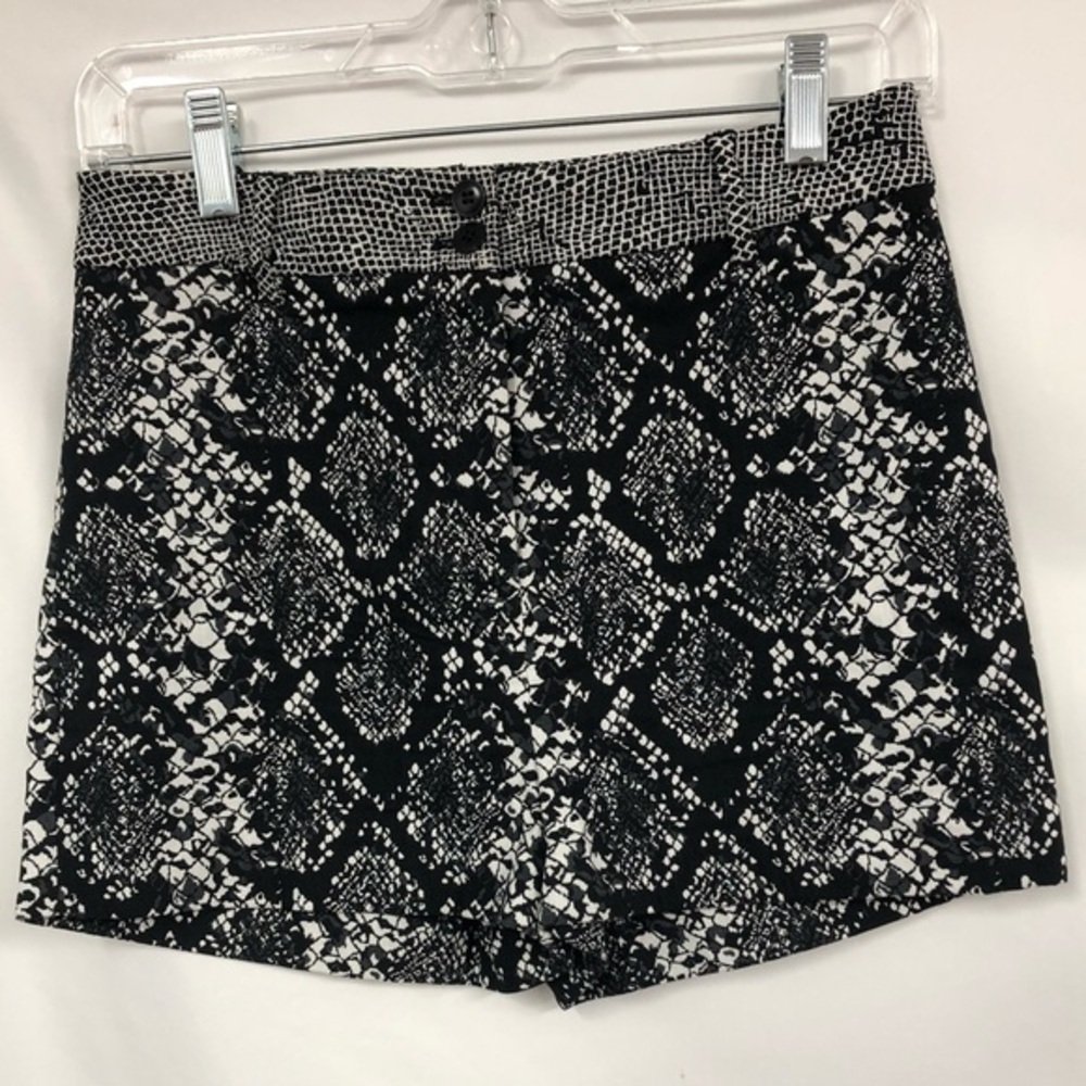 BEBE BLACK WHITE SHORTS 4‎